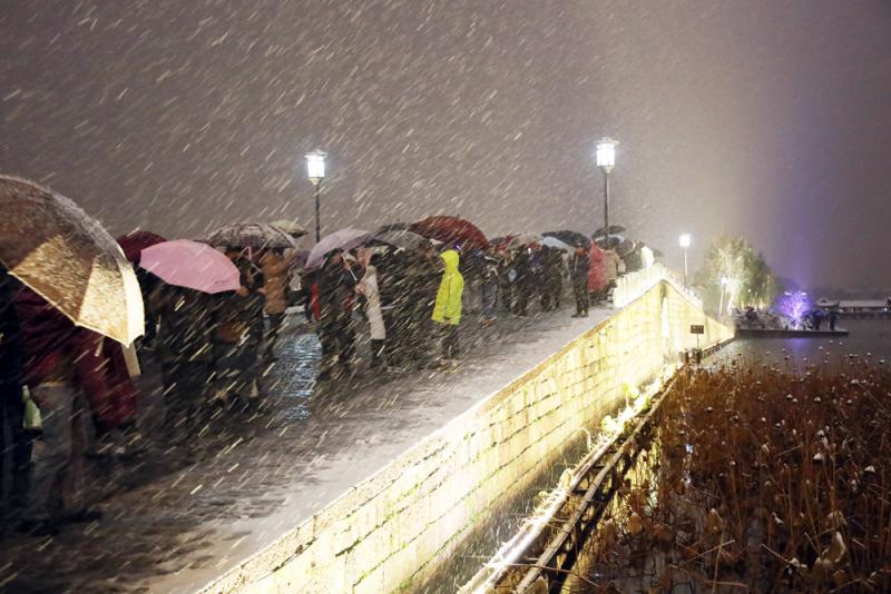 杭州迎來今冬初雪 遊客不懼嚴寒賞西湖美景