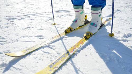 滑雪游客增多 民航提示滑雪用具需托運携帶