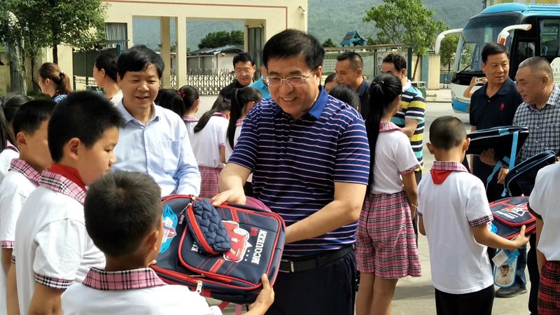 大森集團董事長張德森向留守兒童贈送學習用具
