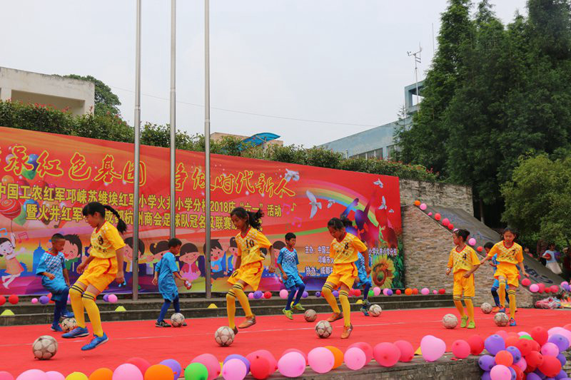 促足球事業發展 成都杭州商會贊助冠名少兒足球隊