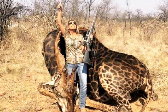 美女子上載獵殺長頸鹿照 遭大批網友抨擊