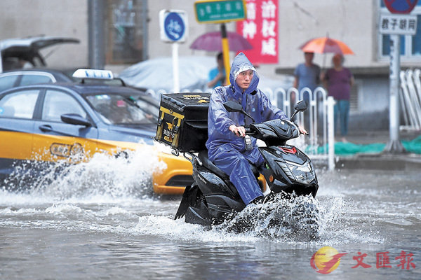 北京暴雨持續 長城遊暫謝客