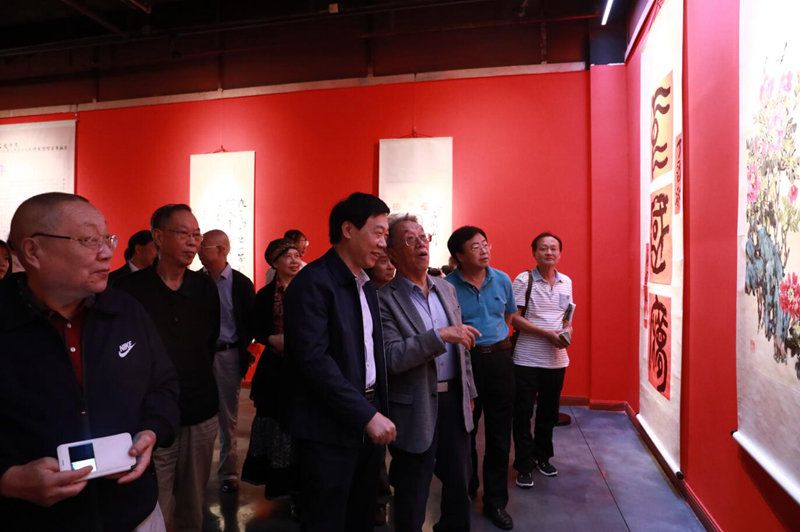 王蒙先生参观作品展2.jpg