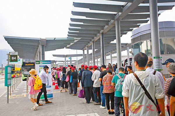 港珠澳大橋跨境巴士運作漸暢，香港往澳門正常車程減至約2小時.jpg