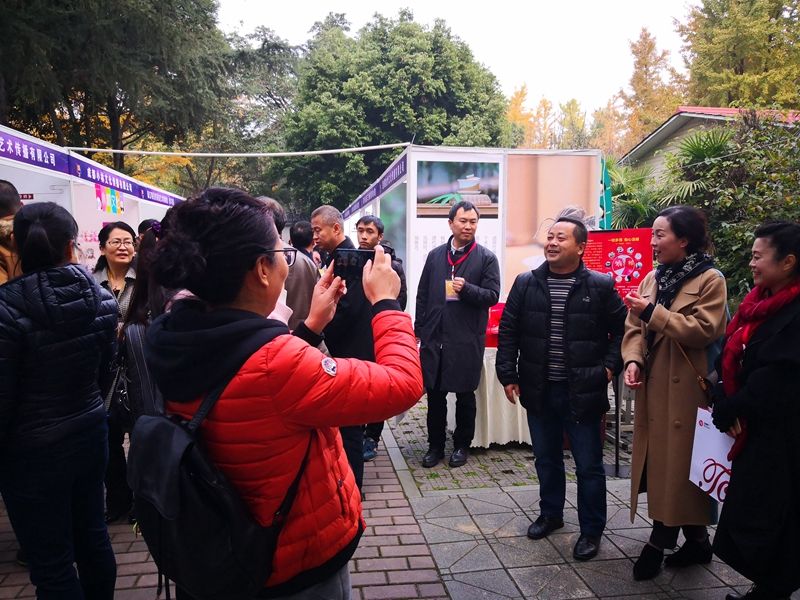 图二：百福抱枕展位前.jpg