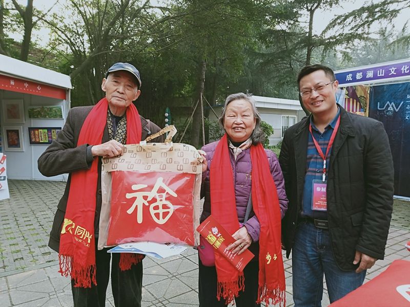 图三：退休老教师对百福抱枕赞不绝口.jpg