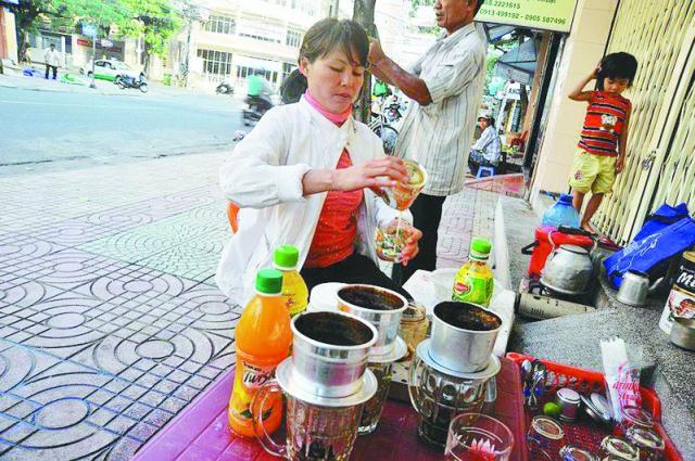 越南歸僑讓“滴漏咖啡”香飄海口騎樓老街 