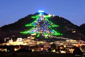 意大利再次點亮世界最大聖誕樹