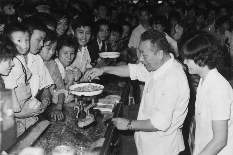 八零年代，劳模张秉贵在人民商场展示“一抓准“（1984年）.jpg