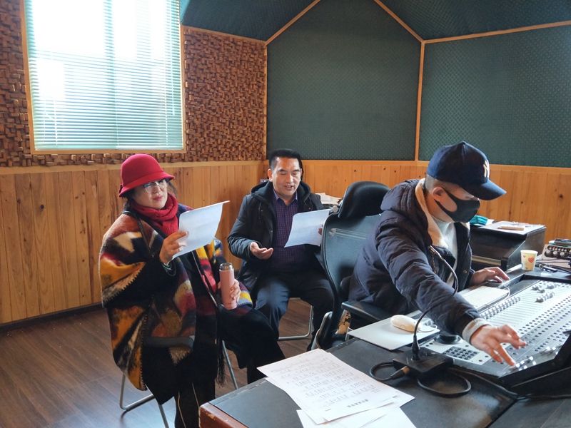 6.《爱在成都等我》作词王富强与《爱在成都等我》首唱万山红在录音现场.jpg