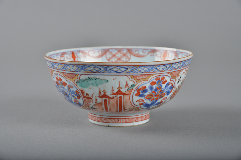 1557376174272667.png 清 青花矾红描金花卉纹碗.png