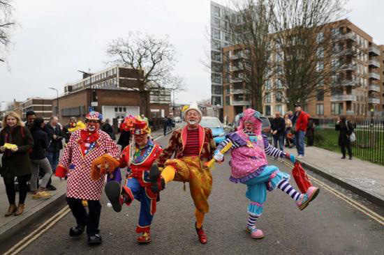 英國倫敦小丑歡聚一堂 紀念“小丑之父”