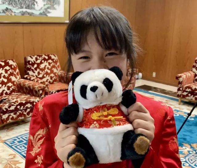 日本旗袍小女孩向中國捐款和物品 受到中國大使接見