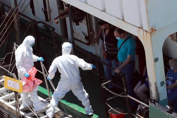2艘俄籍冷藏海鮮運輸船17人確診，韓國稱經營方瞞報病情