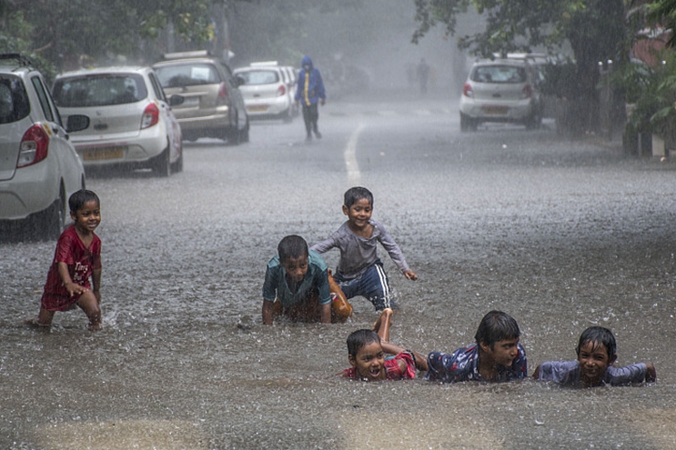 印度孟買因暴雨積水嚴重 民眾駕車“衝浪”前行