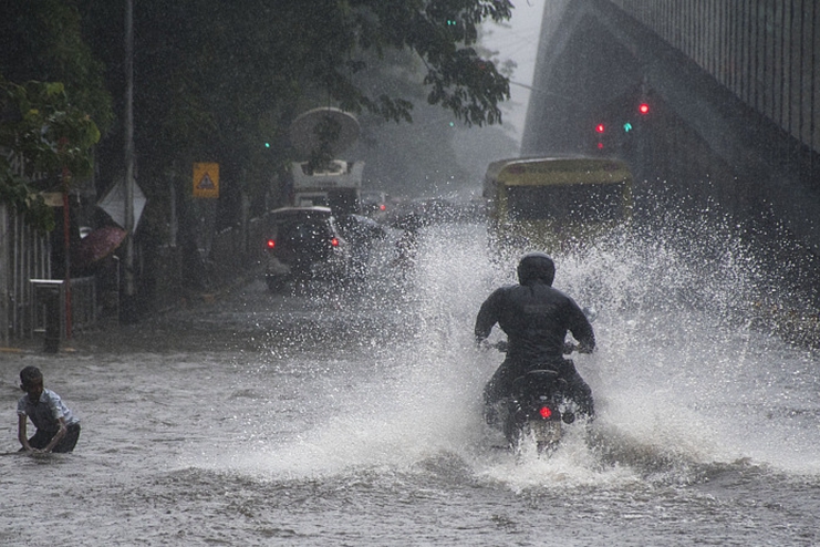 印度孟買因暴雨積水嚴重 民眾駕車“衝浪”前行