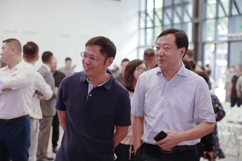 成华区委常委、宣传部部长、东郊艺术区党工委书记蔡达林（左）.jpg