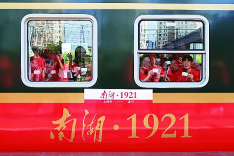 浙江嘉興：百年車站迎來紅色旅遊列車