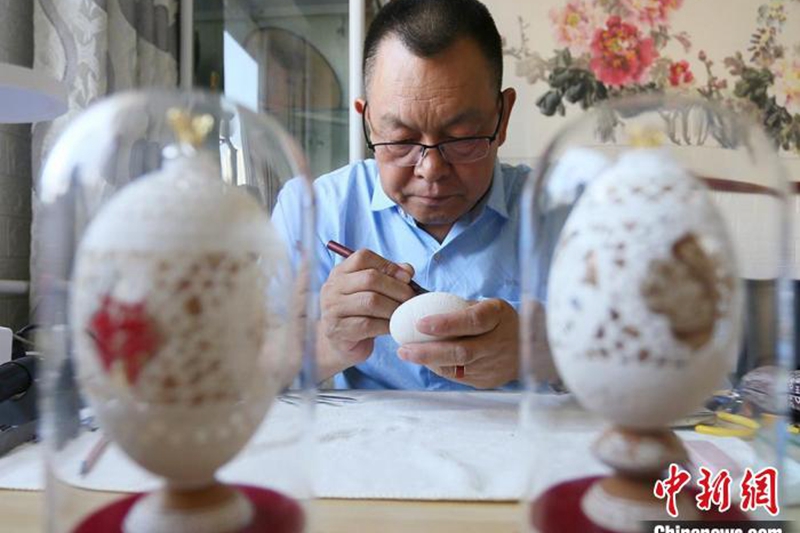蘭州藝人0.2毫米蛋殼上雕“甘肅風景”：引眾瞭解絲路文化