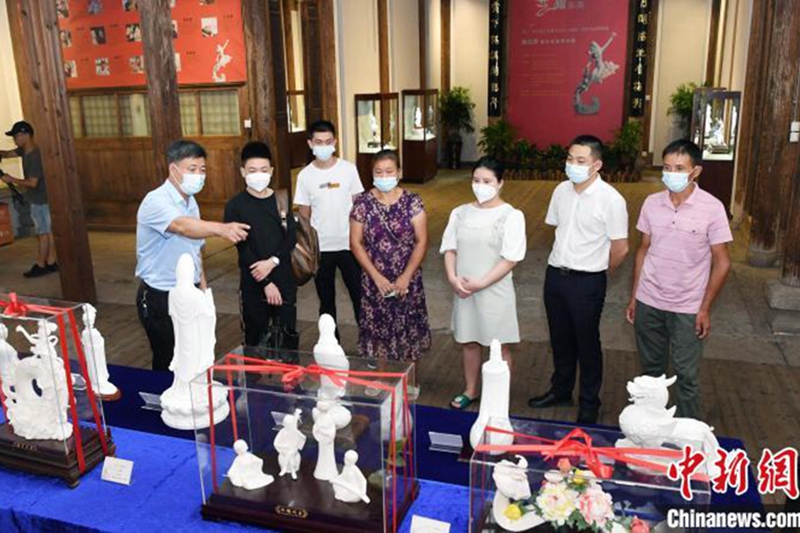 中國工藝美術大師賴禮同德化名瓷傳承展在福州開展