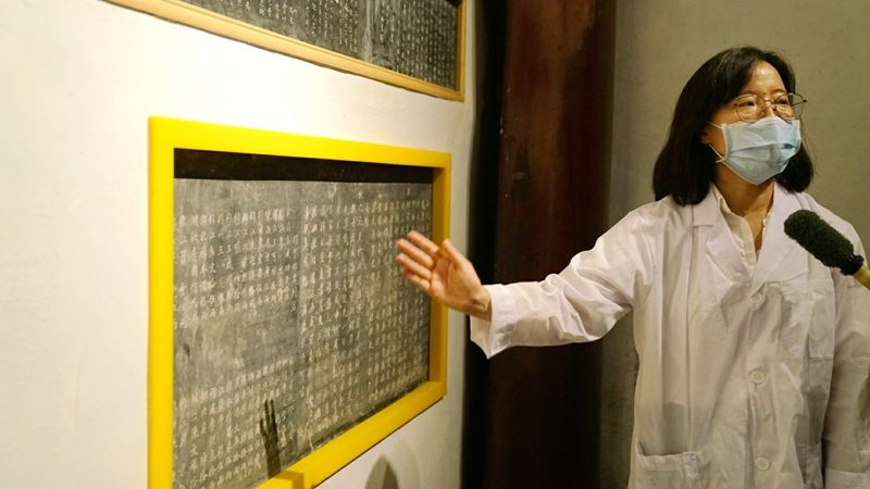 1656400062996846.jpg 3成都武侯祠博物館保管研究部主任、副研究館員安劍華為現場媒體講解碑刻.jpg