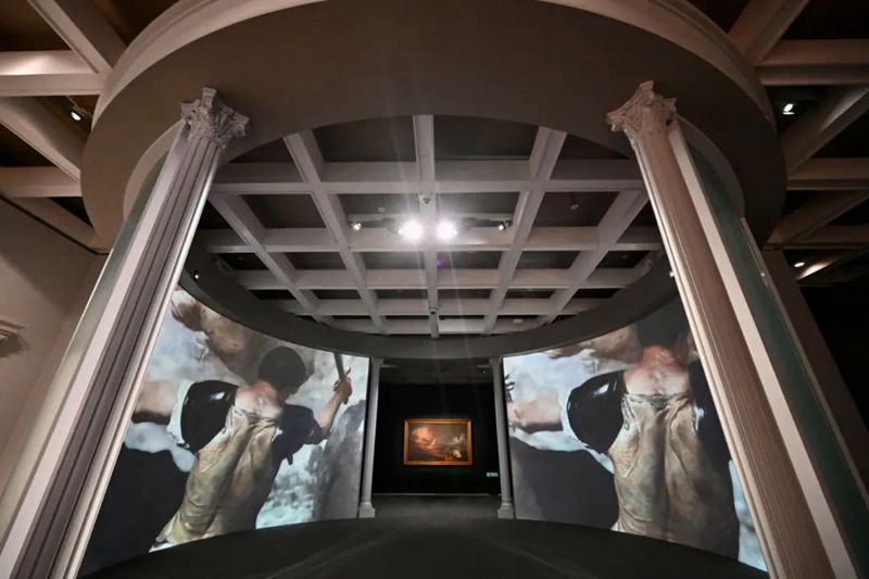 “神话”展区的《柏修斯和美杜莎》透过投影科技，让观众化身英勇的柏修斯，呼应任何人只要直视美杜莎就会石化的传说。.jpg
