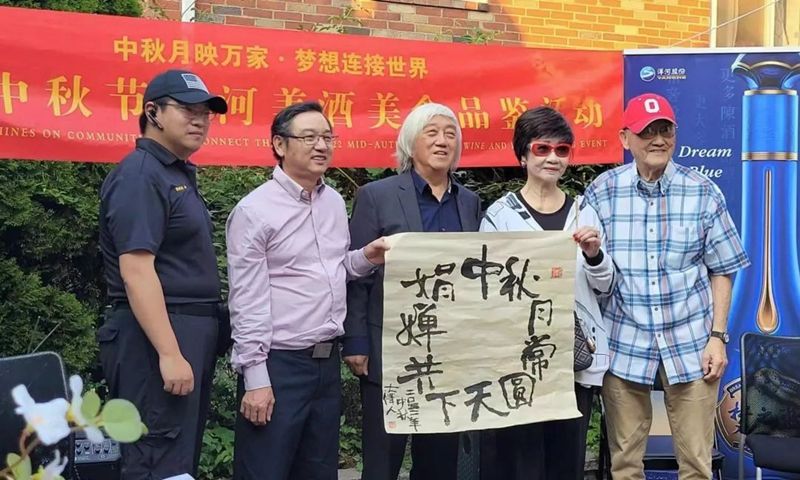 1663120895698305.jpeg 美国中国画学会荣誉会长、美国亚洲艺术院院士大泽人(左二)、新泽西华人联合总会主席林洁辉(右二)致辞及展示祝福作品.jpeg