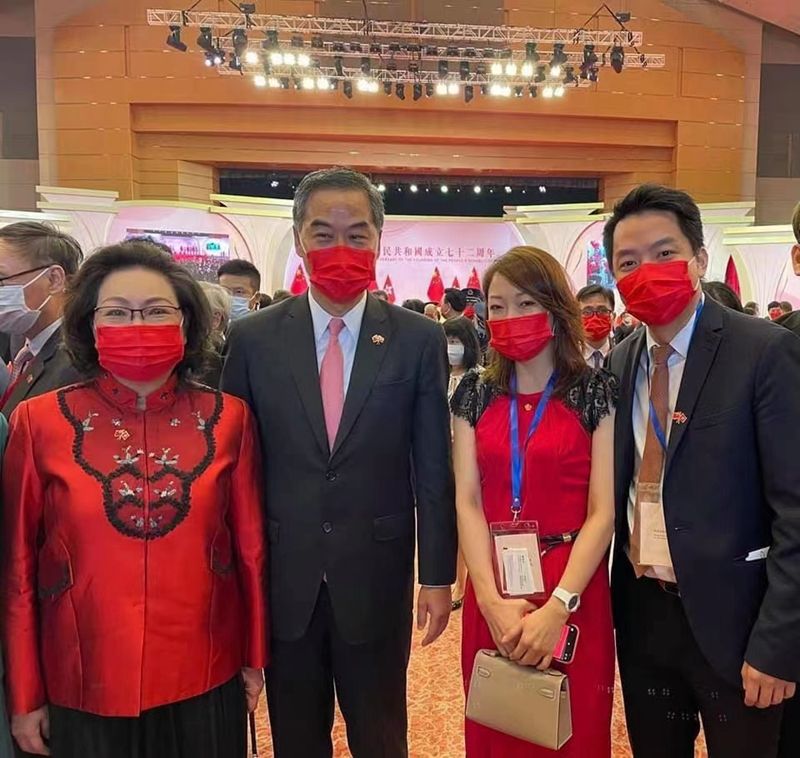 羅啟邦（右）與全國政協副主席梁振英（左二）合影.jpg
