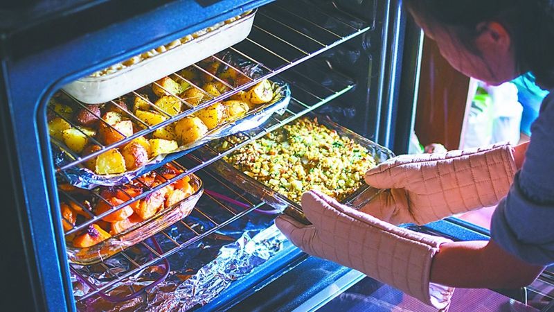 1667281717137893.jpg 烤箱中放多层食物.jpg