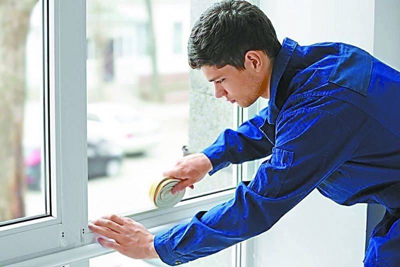 1667281735256120.jpg 给窗户贴密封条.jpg