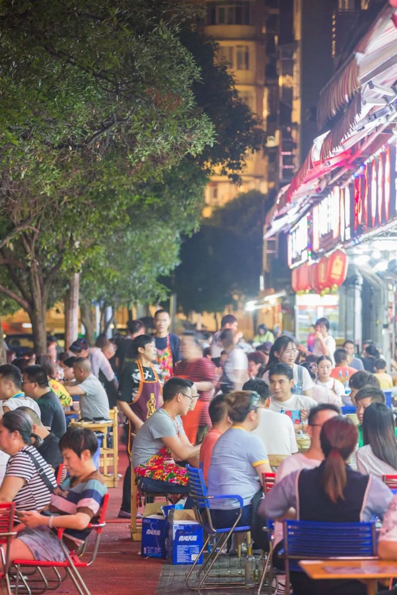 热闹的美食街区.jpg