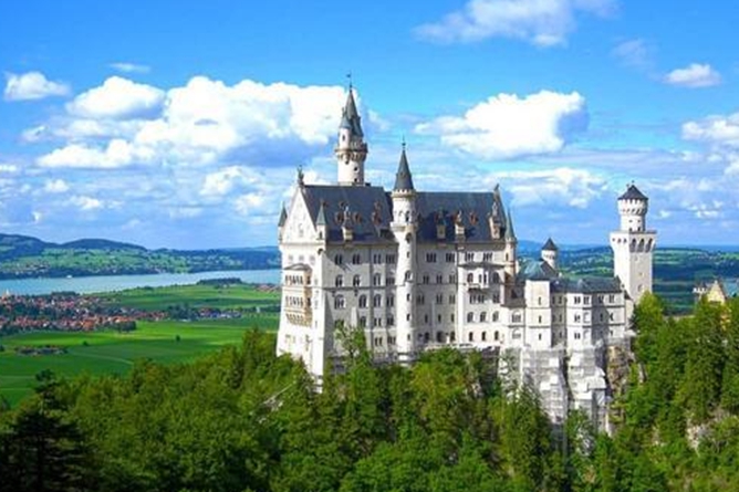 德媒：德國“自封國王”靠眾籌買下第三座城堡，“帝國夢”又進一步