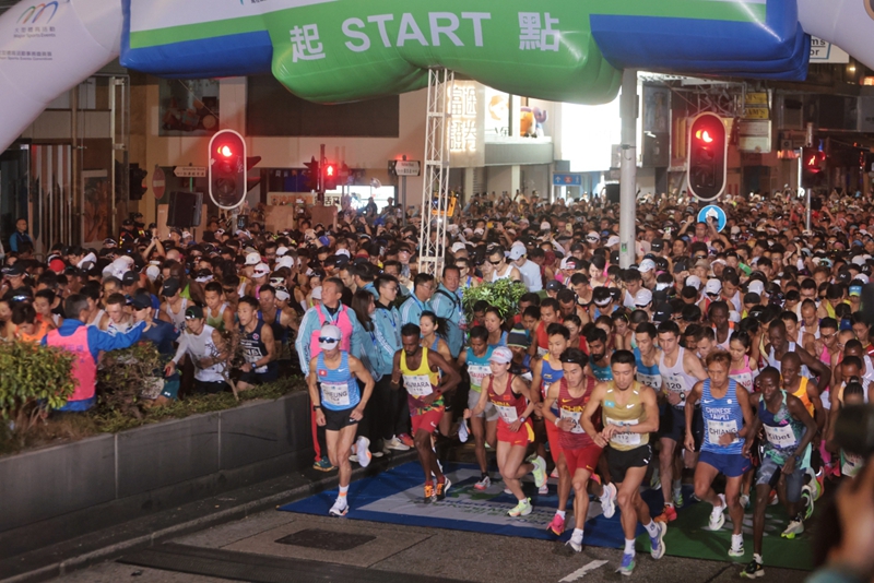 7.4萬跑手參加香港馬拉松　68歲周潤發升級跑半馬