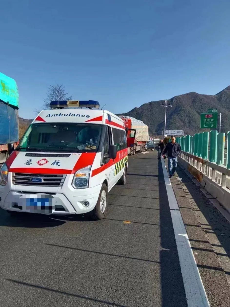四川攀枝花救護車轉運患者返程途中遇車禍現場，醫護人員立馬下車救人