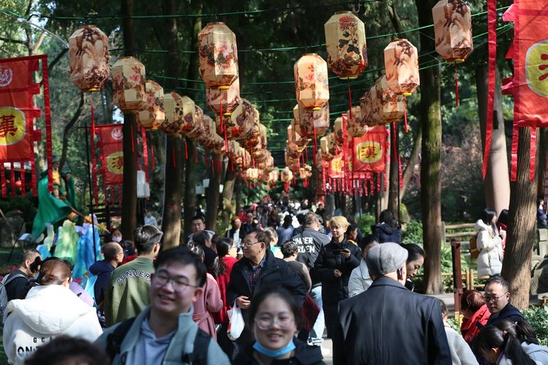 武侯祠成都大庙会人流如织.jpg