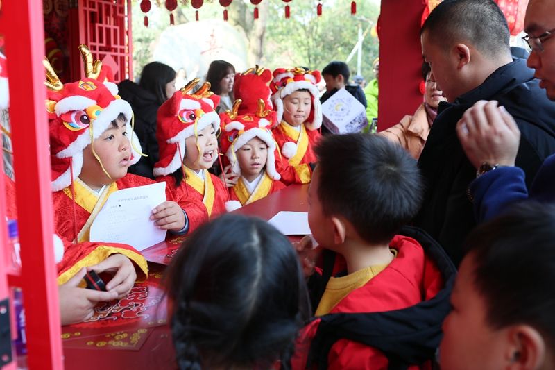 1708662614500858.jpg 小喜神与观众互动.jpg