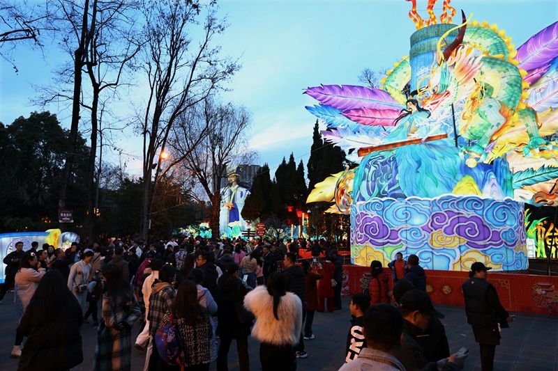 1708662728544352.jpg 观众参观灯组-1.jpg