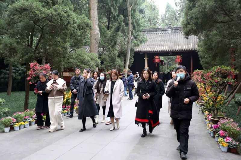 优秀女性代表参观武侯祠.jpg