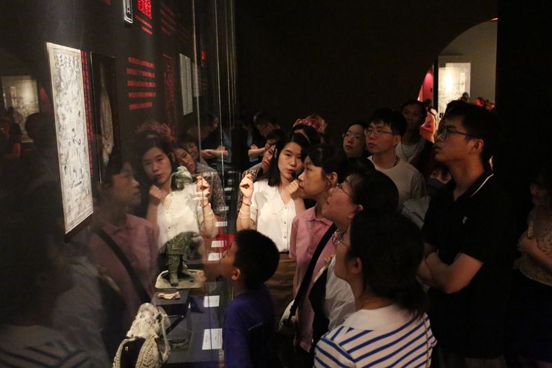 策展人讲解1.jpg