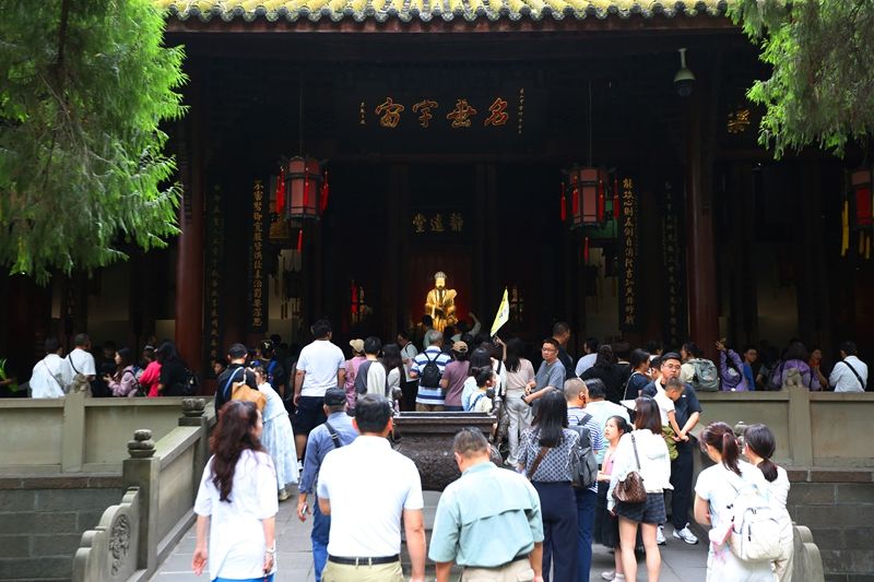 端午节参观1（成都武侯祠博物馆供图）.jpg