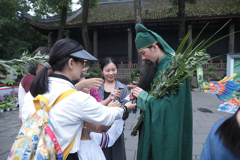 “端午传非遗 雅韵游武侯”送菖蒲2（成都武侯祠博物馆供图）.JPG