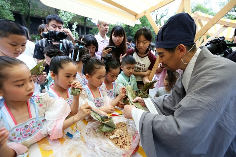 “端午传非遗 雅韵游武侯”包粽子1（成都武侯祠博物馆供图）.JPG