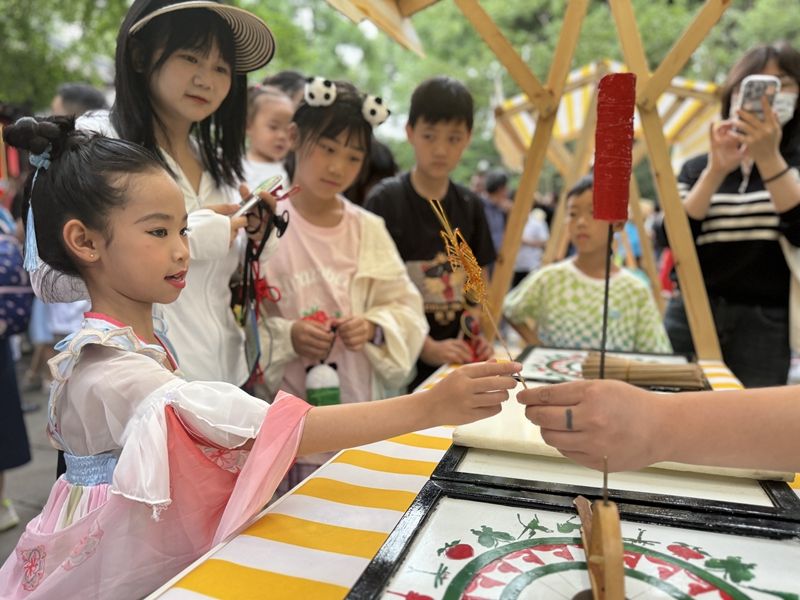 “端午传非遗 雅韵游武侯”非遗集市2（成都武侯祠博物馆供图）.jpg