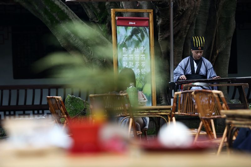 “端午传非遗 雅韵游武侯”诸葛亮抚琴1（成都武侯祠博物馆供图）.JPG