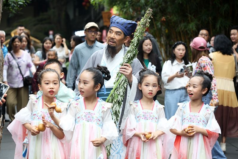 “端午传非遗 雅韵游武侯”锦里挂菖蒲3（成都武侯祠博物馆供图）.JPG