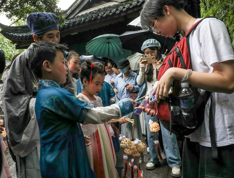 向观众赠送兔儿灯.jpg