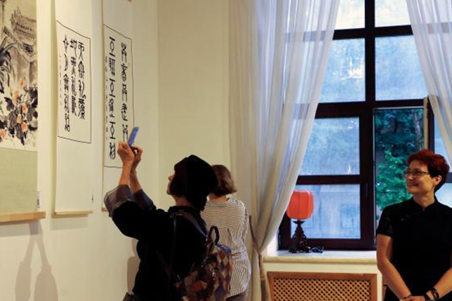 俄羅斯藝術家中國書畫展在莫斯科開幕