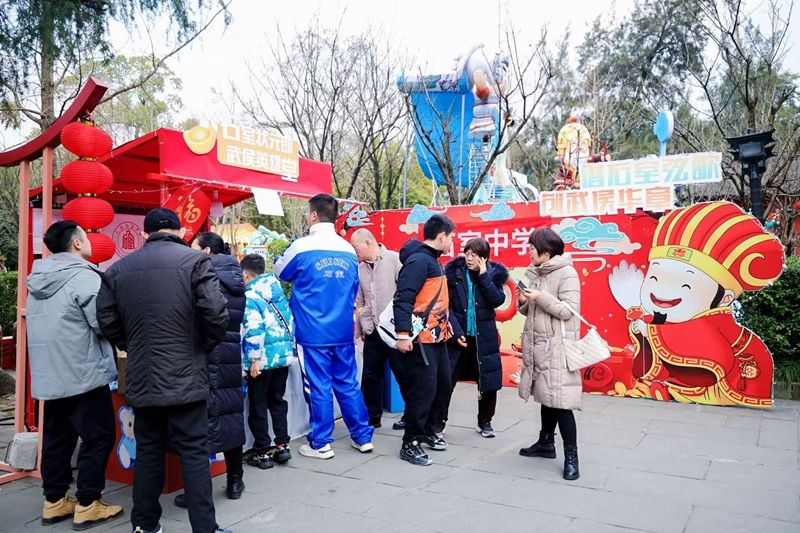 成都武侯祠博物馆与百年名校石室中学的联名文创集市.jpg