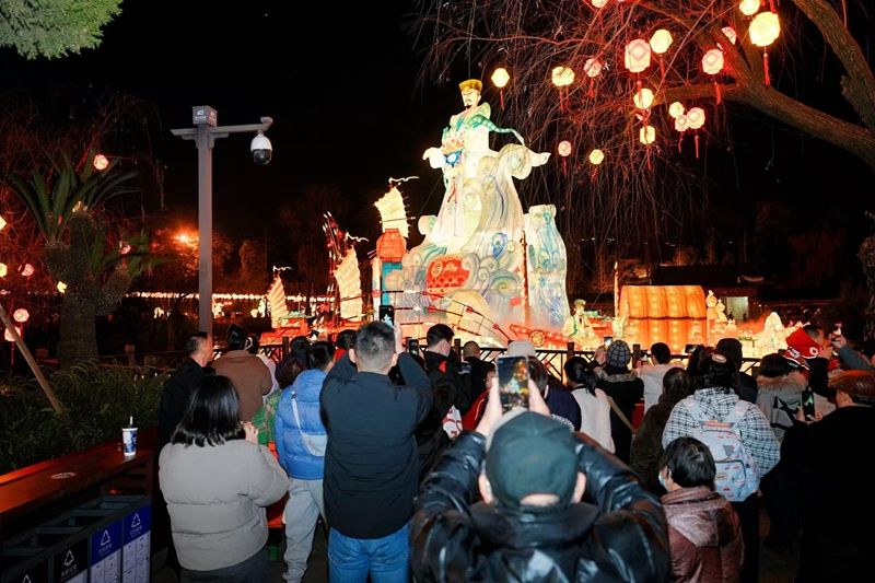 游客赏灯.jpg