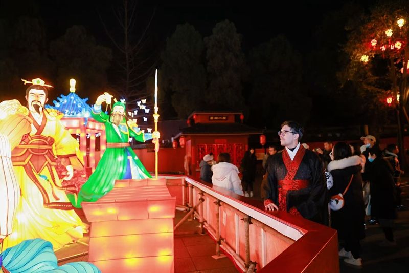 武侯祠大庙会吸引国际友人打卡.jpg